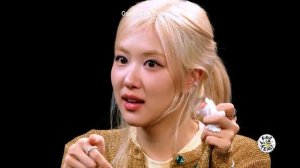 Розе пробует острые крылышки на шоу "The Hot Ones"