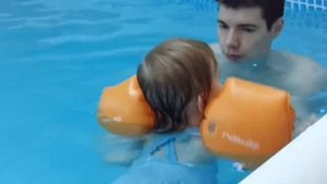 Раннее плавание. Бассейн в два года. Двухлентняя девочка в бассейне.