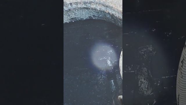 Чистка выгребной ямы, подняли крышку люка