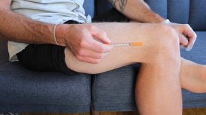 BPC 157 Injection Into The IT Band. Peptide Injection Lesson.