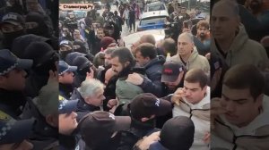 Обстановка у здания ЦИК в Тбилиси: начались стычки между протестующими и полицией.