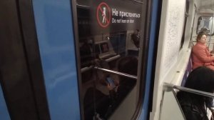 Остановка поезда В тунеле метро