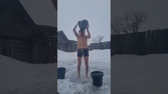 Как всегда, день начинаем с обливанием холодной водой. смотреть онлайн