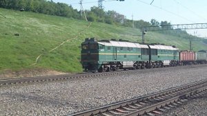 Тепловоз 2ТЭ116-1311. Взбирается на подъём с коротким составом.