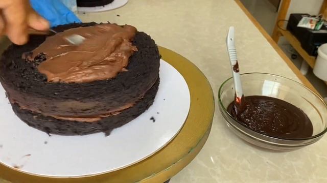 Sharp Edged Ganache Covered Cake смотреть онлайн