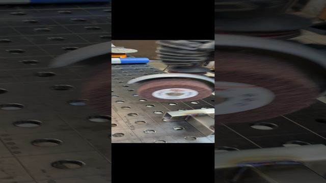 Шлифуем сварной шов валиком и болгаркой смотреть онлайн