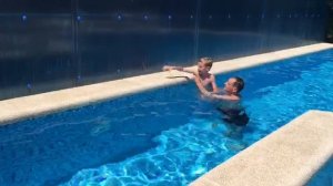 Я первый раз учусь плавать в бассейне