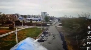 Покровское направление. Работа нашего FPV-дрона на оптоволокне - оператор игнорирует гражданских.