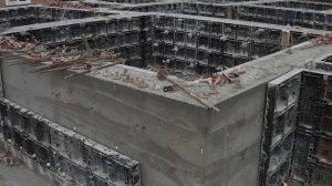 Заливка ленточного фундамента с помощью пластиковой опалубки