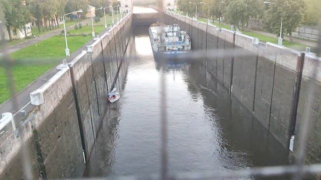 закрывается шлюз г. Углич и заполнение водой шлюза