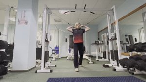 Двойной бицепс стоя в кроссовере