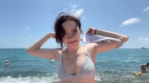 Уф переодела купальник?