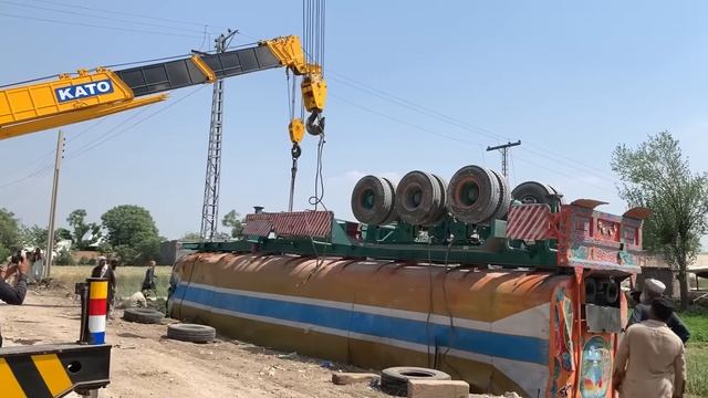 Опасная авария с танкером для перевозки сырой нефти ｜｜ Нефтяной танкер упал из-за плохой дороги
