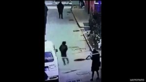 Парень кинул петарду в канализационный люк и улетел