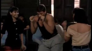 Ван Дамм танцует с девушками "женщина я не танцую"