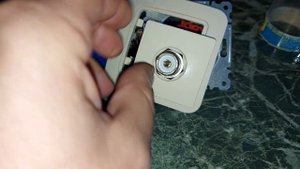 Когда антенный кабель выходит из стены...