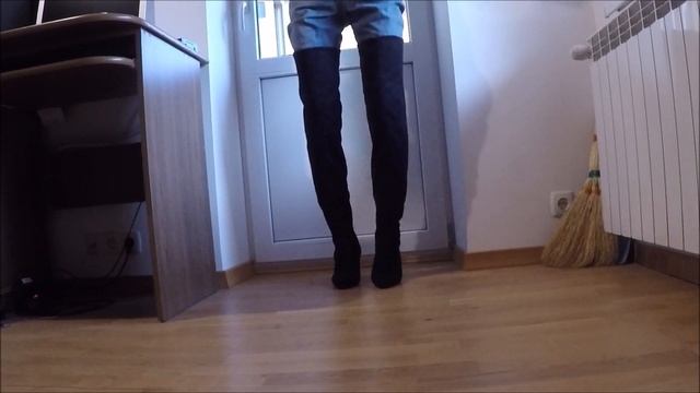 Високі замшеві ботфорти на ногах.wet boots. wetlook смотреть онлайн