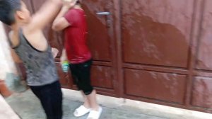 Обливаем друг друга водой