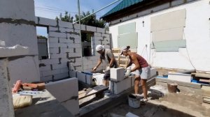 А теперь делаем межкомнатные перегородки в доме из газобетона.