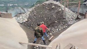 Строительство, разгрузка баржи