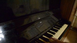 Играю на пианино музыку Пираты Карибского моря.