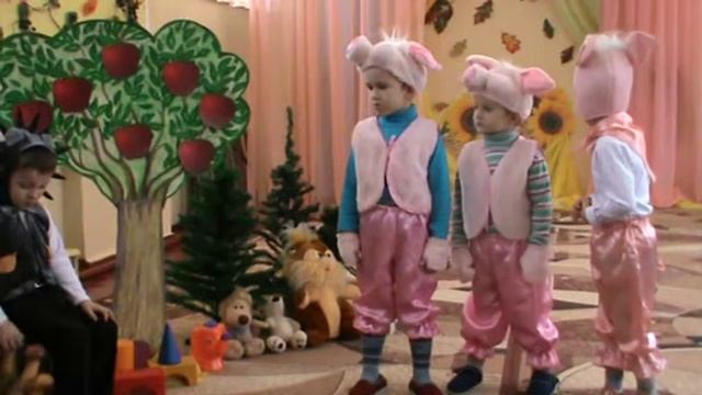 Театральна постанова "Троє поросят на новий лад", середня група смотреть онлайн