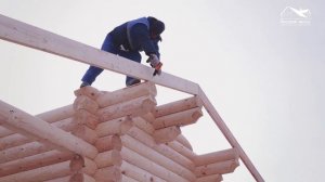 Монтаж стропильной системы на доме из бревна