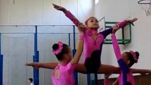 девочки акробатки.