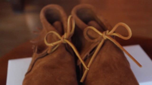 Minnetonka Fringe Boot Unboxing смотреть онлайн
