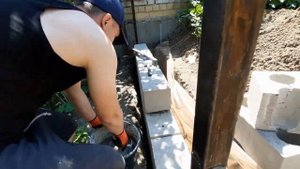 Красивый забор с соседями из металлического штакетника.