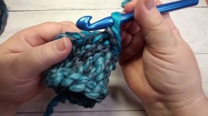 Берет из толстой пряжи крючком. Всего 36 петель и 30 рядов.