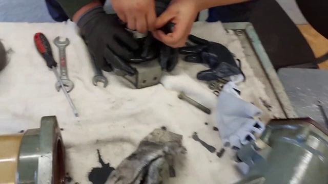 Володя "RAMBO" собирает масляный выключатель смотреть онлайн