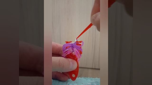 брелок ПЕРО из резинок без станка