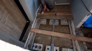 Делаем деревянный пол в прихожей. Совсем скоро закончим с пристройкой.