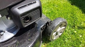 Ликвидируем неудобные нюансы при пользовании бензиновой газонокосилки.