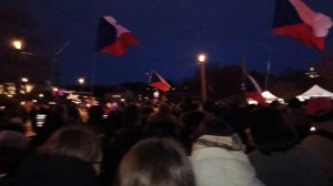 Прага 17. ноября 2024 - протест против украинского флага на здании чешского народного музея и власти