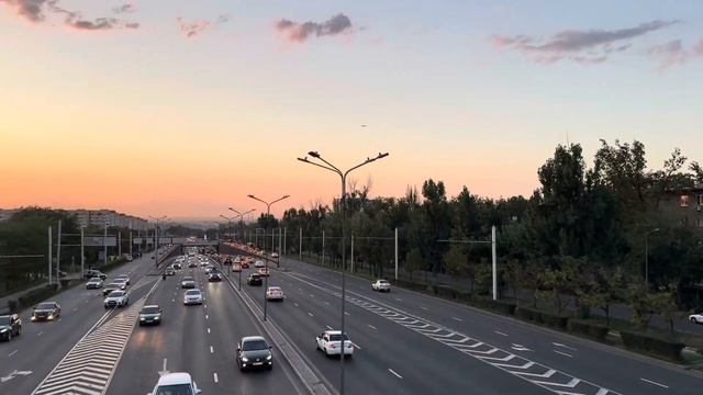 Любимый город Алматы. Движение на улице Саина. 4 августа 2023. Kazakhstan. Almaty. August 2023 смотреть онлайн