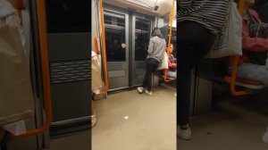 Поездка на Пражском метро состав Siemens M1 от станции Chodov до hlavní nádraží