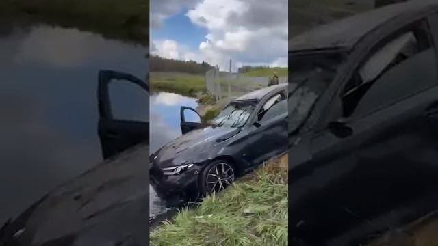 БМВ жестко улетела в болото смотреть онлайн