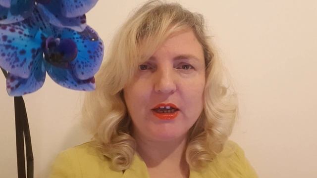 Читаю стих. "Склонилась ночью мама над кроваткой " Ирина Самарина - Лабиринт.