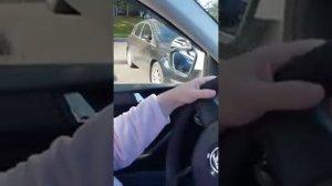 Парковка слева  задним ходом между авто.