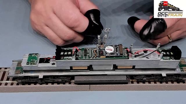 Инсталляция декодера HO scale Bowser GMD SD40-2 O N  Rail 1730 Тест светодиодов. Часть 2