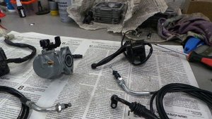 Установка карбюратора PZ19 на двигатель 139qmb, серия 5: Размышления о ручках газа и тросах.