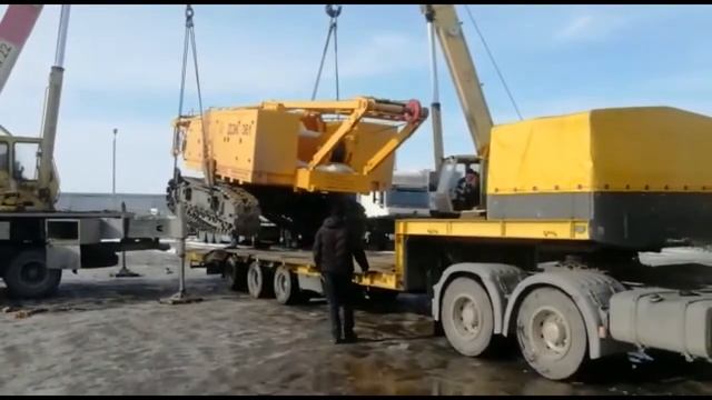 Перегрузка гусеничного крана ДЭК двумя автокранами