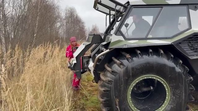 На вездеходе через маленький ручей