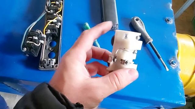 Тёмные сущности пугают женщин в машзале! Бесы в пульте управления! смотреть онлайн