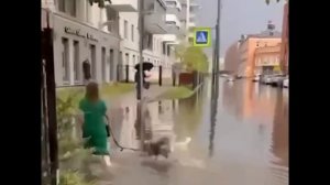 Петербург затопило из-за мощных ливней, а над Финским заливом заметили водяной смерч, пишут местные