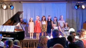 Выглянуло солнышко блещет на лугу.