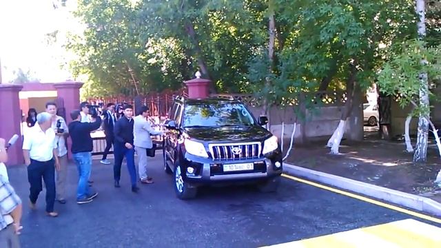 Серик Ахметов покидает здание суда смотреть онлайн