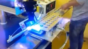 Автоматический лазерный сварочный аппарат YAG мощностью 200 Вт для сварки телефонных аккумуляторов.